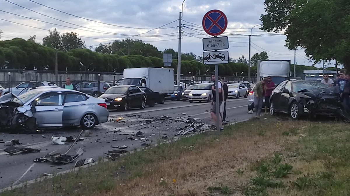 Двигатель покинул подкапотное пространство Hyndai в ДТП на Народного  Ополчения | Телеканал Санкт-Петербург