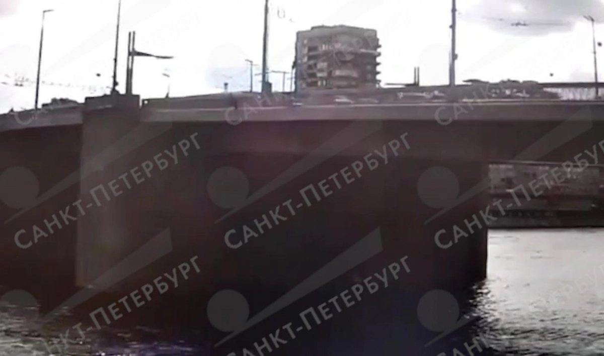 Пьяный мужчина прыгнул с Володарского моста и сам вылез на берег - tvspb.ru