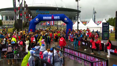 Соревнования по триатлону IRONMAN 70.3 стартовали на Крестовском острове