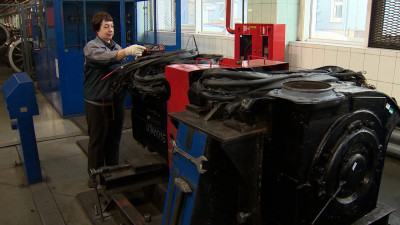 Слесарь моторвагонного депо: На каких необычных должностях трудятся петербурженки