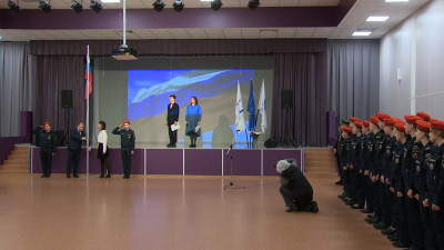 С нового учебного года в школах Петербурга будут начинать неделю с подъема флага России