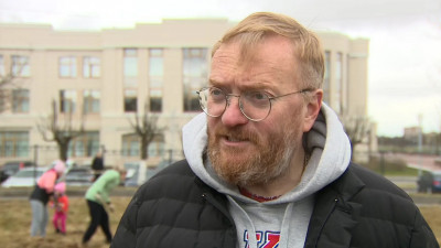 Виталий Милонов вместе с детьми посадил яблони возле Аграрного университета