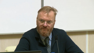 Милонов предложил девушкам не обращать внимание на молодых людей, которые боятся вакцины «Спутник V»