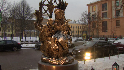 Цветы возложили к памятнику «Блокадному учителю» в Соляном переулке