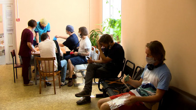 Прививку от COVID сделали подросткам-добровольцам из Петербурга