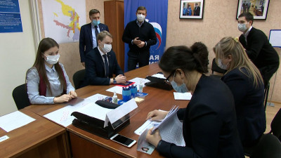 Четыре человека подали документы на участие в праймериз «Единой России» для выборов в ЗакС