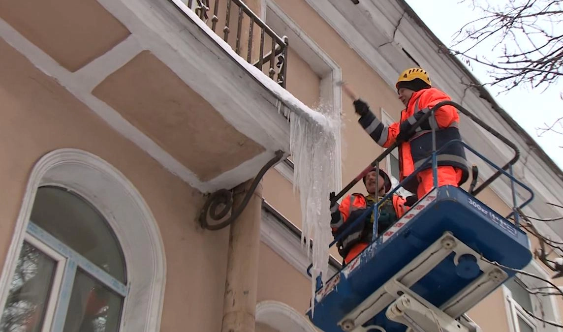 В Петербурге усилили контроль за уборкой крыш нежилых зданий от снега и наледи - tvspb.ru