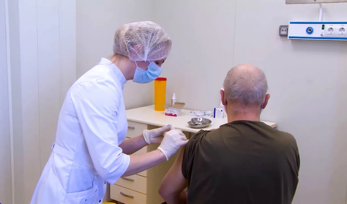 Роспотребнадзор: Пожилые люди переносят вакцинацию без побочек - tvspb.ru