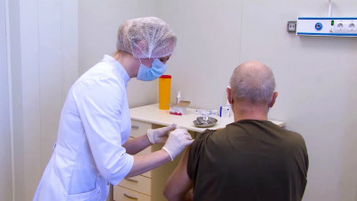 Роспотребнадзор: Пожилые люди переносят вакцинацию без побочек