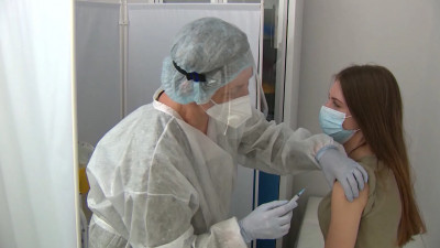 Более 15 тысяч человек получили первый компонент вакцины от коронавируса за сутки