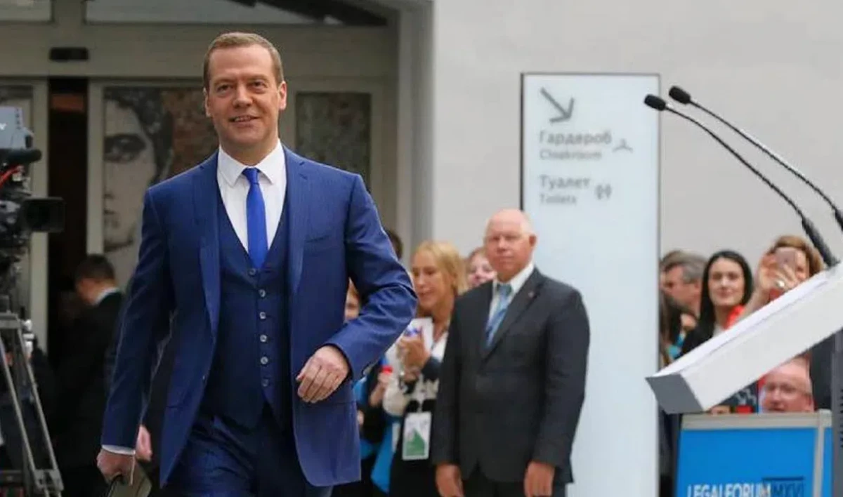 Дмитрий Медведев проголосовал на выборах в Госдуму в режиме онлайн - tvspb.ru