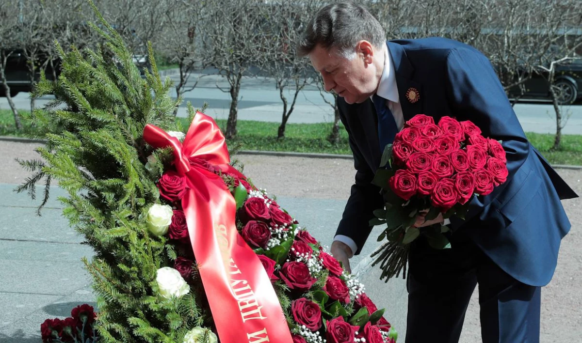 Вячеслав Макаров возложил цветы к памятнику студентам и преподавателям ЛЭТИ, погибшим в годы войны - tvspb.ru