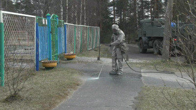 Военные ЗВО обработали спецсоставом магазины, аптеки и остановки в Ленобласти