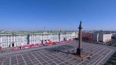 На Дворцовой площади почтили память жертв войны минутой молчания