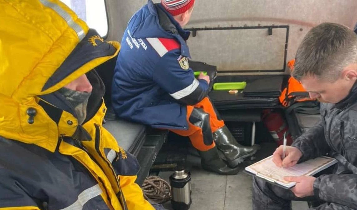 Спасатели обнаружили недобросовестных рыбаков на льду реки Свирь - tvspb.ru