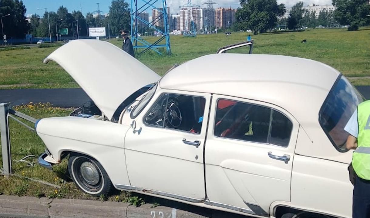 Ретроавтомобиль врезался в ограждение на Кондратьевском проспекте