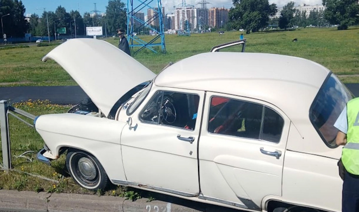 Ретроавтомобиль врезался в ограждение на Кондратьевском проспекте - tvspb.ru