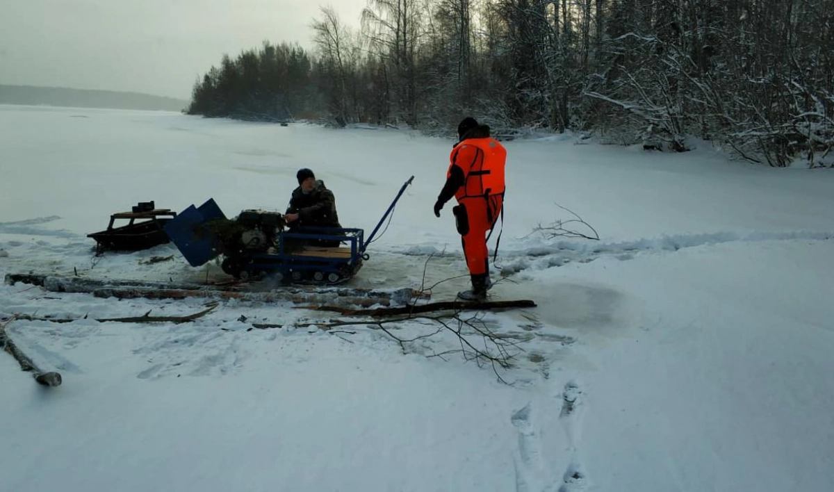 На реке Свирь спасли рыбаков, которые провалились под лед на снегоходе - tvspb.ru