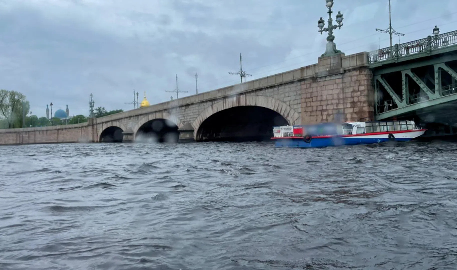 Навал спб. Теплоход Ромео СПБ. Трамвайная опора Троицкого моста. Мост Строителей в Санкт-Петербурге.