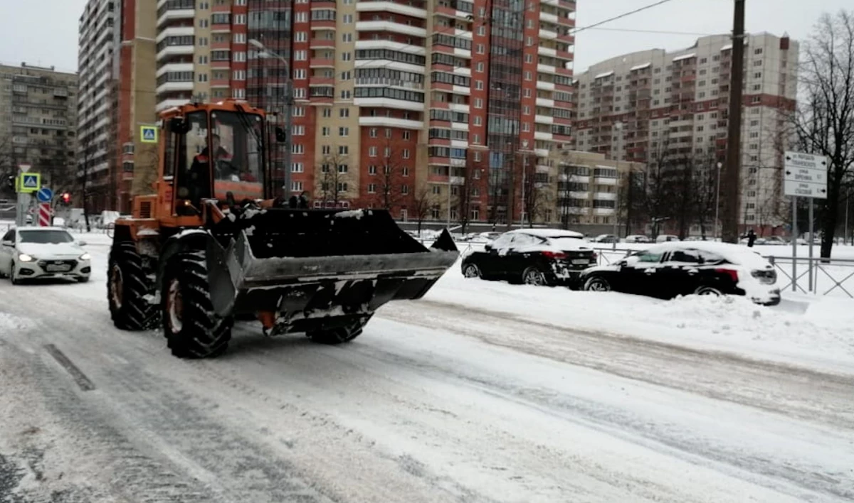Более 1,1 тысячи единиц спецтехники и 300 дворников убирали от снега Петербург ночью - tvspb.ru