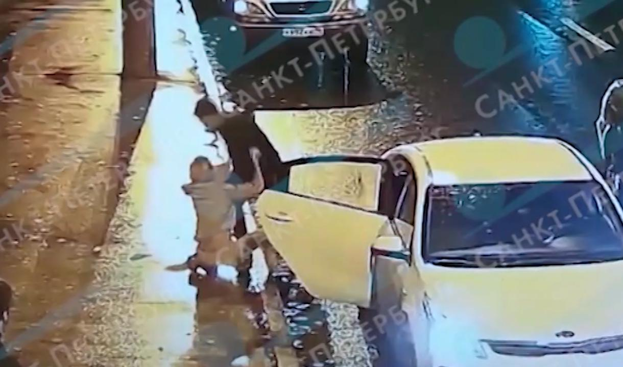 Пассажир избил таксиста. Пассажир избил водителя такси. Драка таксиста с пассажиркой. Водитель автобуса едет в чикаго игра. Героя такси избили в москве.