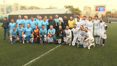 В Петербурге прошел футбольный матч между командами духовенства и правительства города