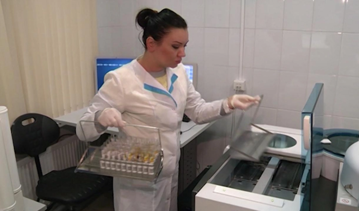 Около 200 волонтеров помогают медикам Петербурга в работе - tvspb.ru