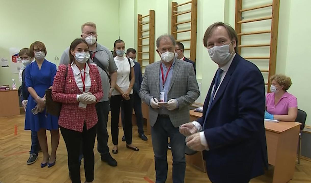 Международным наблюдателям показали, как организовано голосование в Петербурге