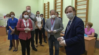 Международным наблюдателям показали, как организовано голосование в Петербурге