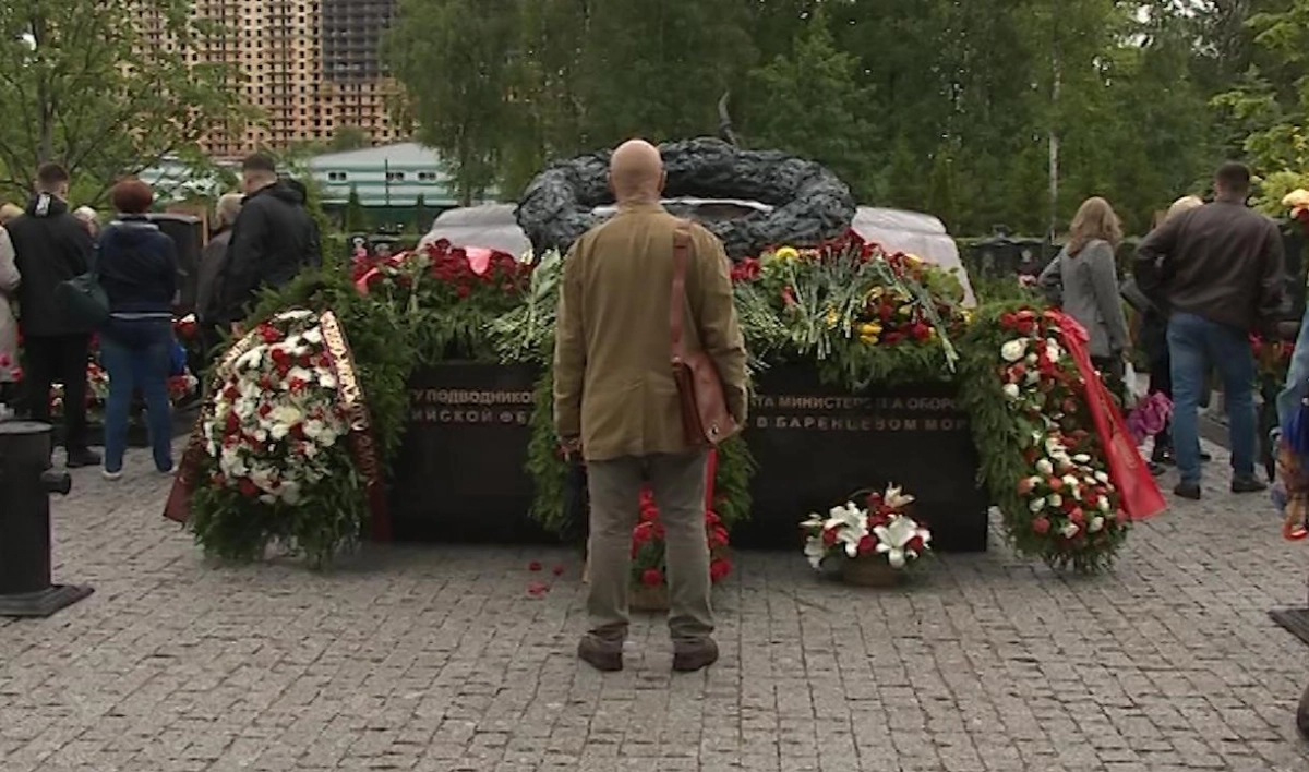 Они служили Родине. Памятник гидронавтам, погибшим год назад в Баренцевом море, открыли на Серафимовском кладбище - tvspb.ru