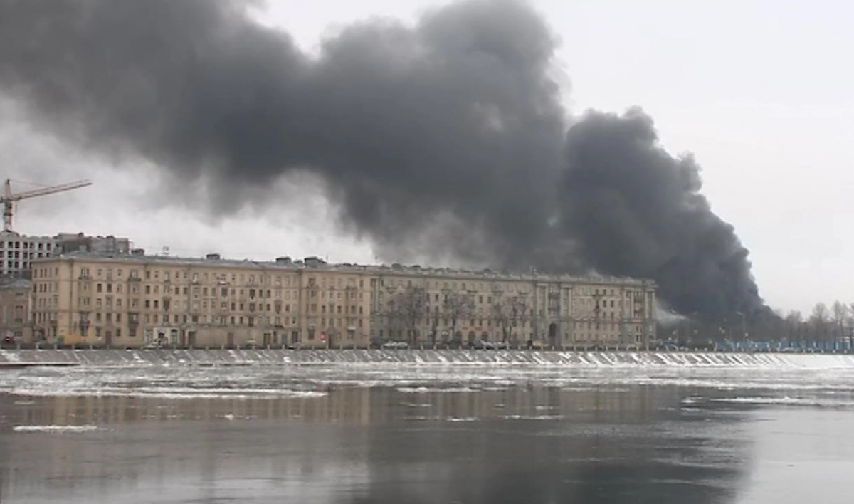 Спасатели потушили пожар в цехе на Октябрьской набережной - tvspb.ru