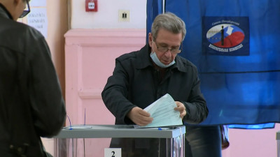 Актер Борис Смолкин проголосовал на выборах в Петербурге