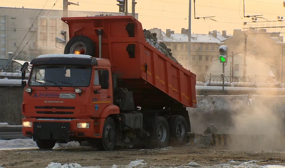 Почти 100 кубометров снега вывезли с улиц Петербурга за минувшие сутки - tvspb.ru