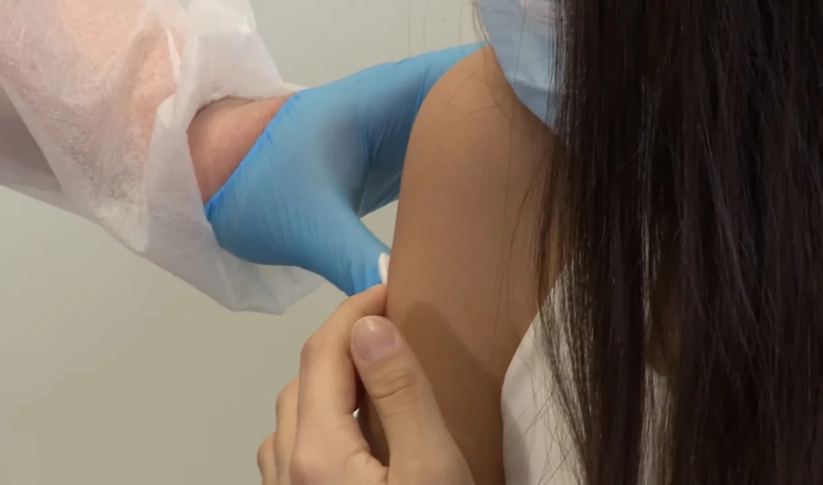 Уже более 3,5 тысячи подростков первично привились от COVID в Петербурге - tvspb.ru