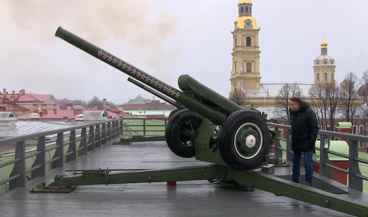 Полуденный выстрел с петропавловской. Пушки с Нарышкина бастиона Петропавловской крепости. Полуденный выстрел с Петропавловской крепости. Полуденные пушки Петропавловской крепости.