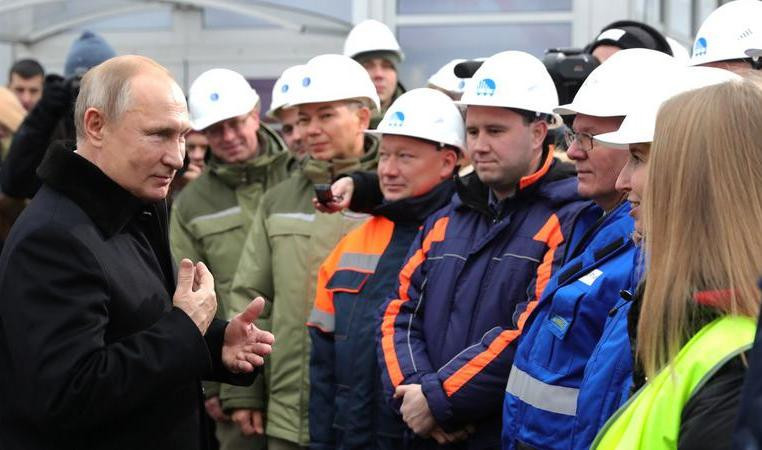 Владимир Путин наградил грамотами участников строительства трассы Москва — Петербург