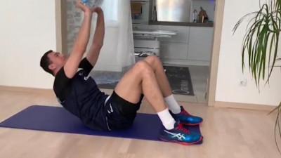 Лукаш Дивиш в сети показал, как правильно приседать с отягощением