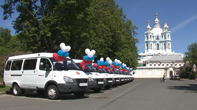 Петербург закупит восемь микроавтобусов для многодетных семей