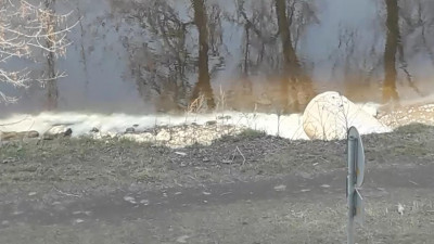 Росприроднадзор объяснил, почему в Смоленке появилась пена