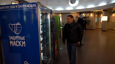 В петербургском метро демонтируют автоматы с масками и перчатками