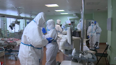 В Петербурге выплаты врачам за работу с COVID-пациентами продлят на весь 2022 год