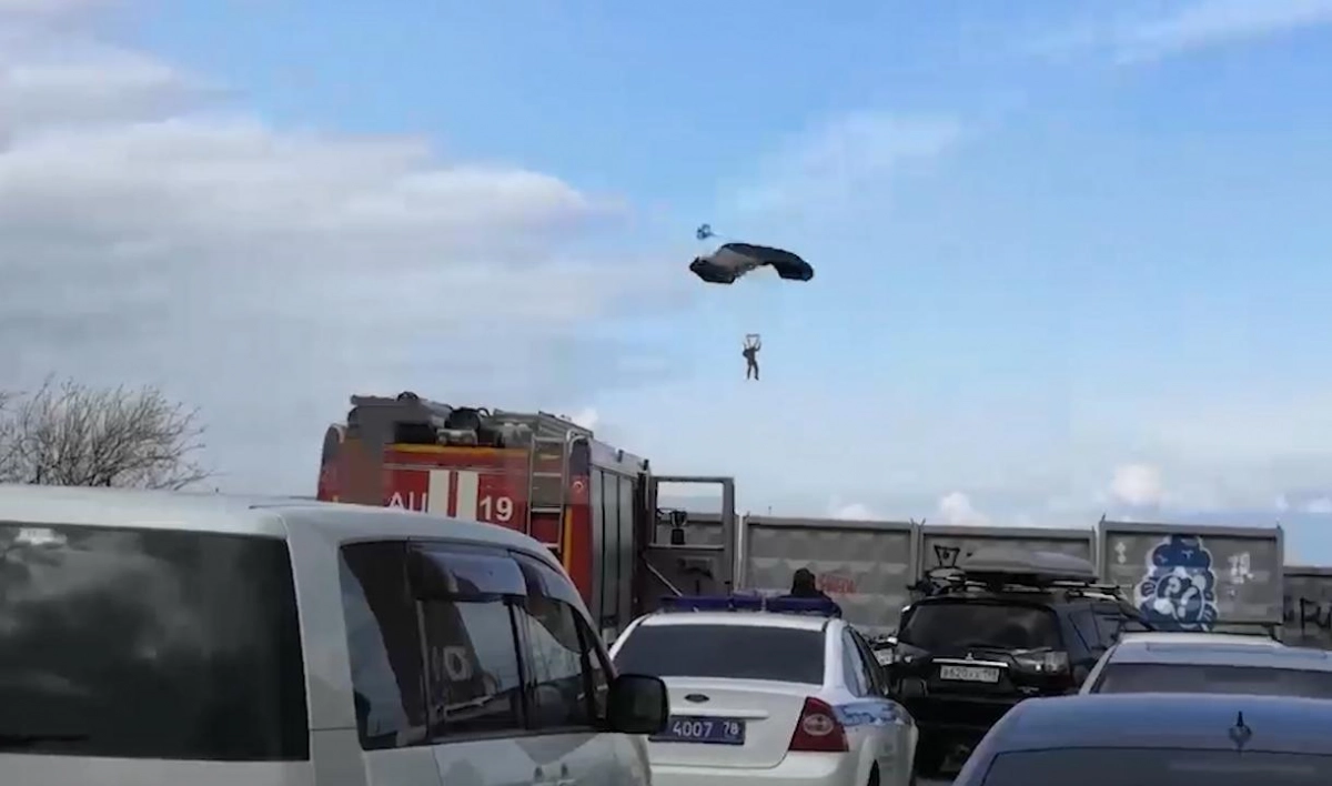 На Канонерском острове задержали экстремалов, спрыгнувших с вышки с парашютом - tvspb.ru