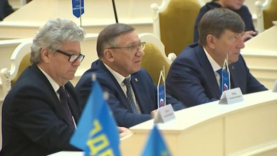 Как проходило принятие поправок в Конституцию в ЗакСе Петербурга