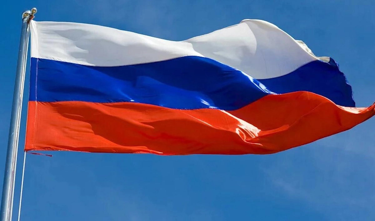 Хулиганы похитили российский флаг со здания Фрунзенского суда - tvspb.ru
