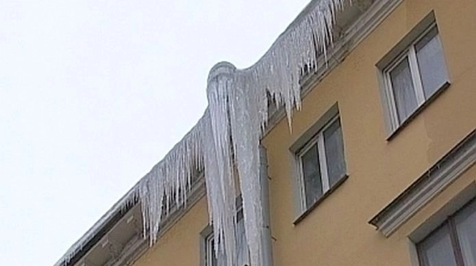 Свисающий снег и метровые сосульки: ГАТИ выявила нарушения при зимней уборке - tvspb.ru