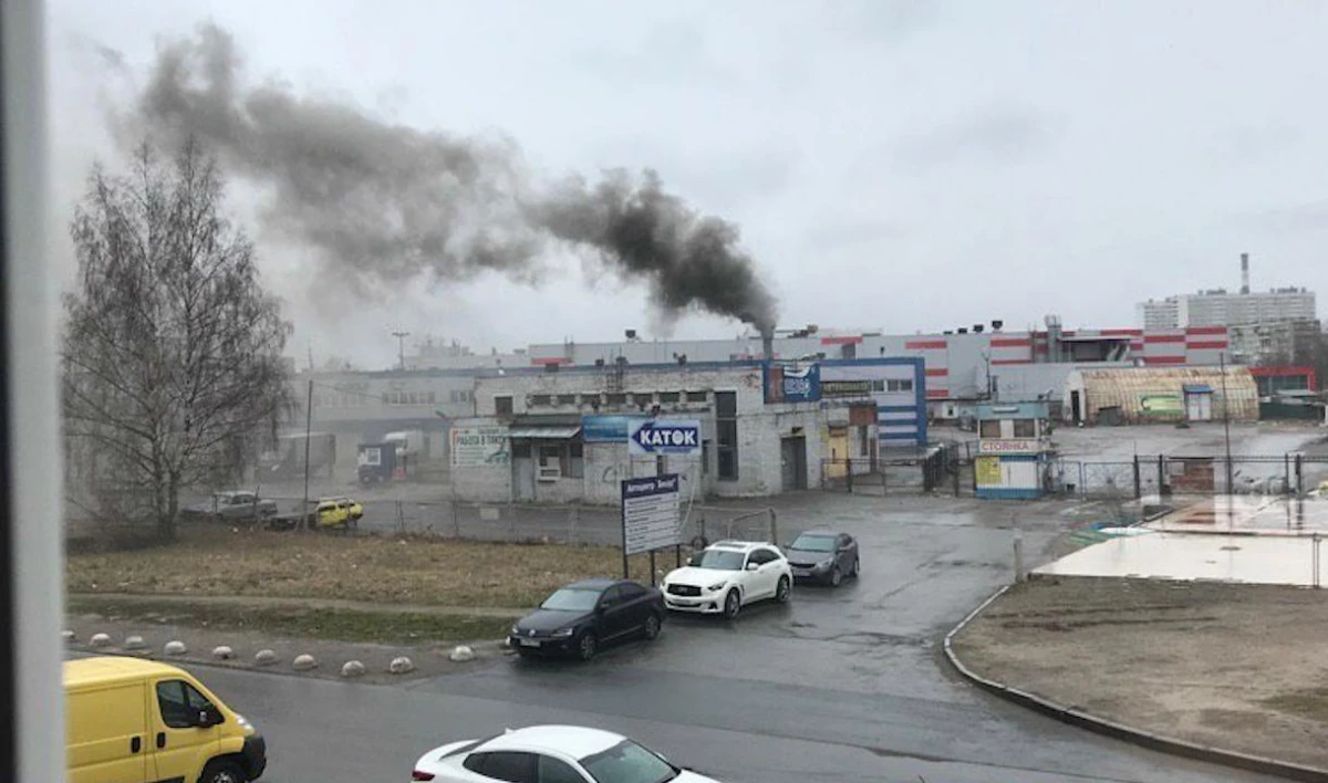 На улице Тельмана загорелся автосервис - tvspb.ru