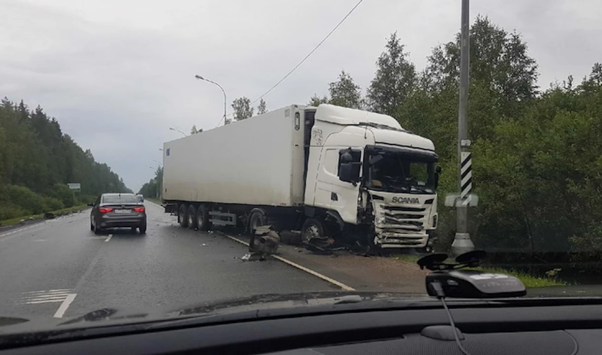 Водитель Mitsubishi погиб после столкновения с фурой в Ленобласти - tvspb.ru