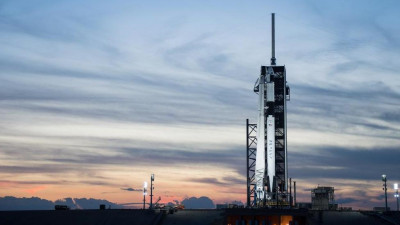 SpaceX взорвала ракету при испытаниях системы аварийного спасения