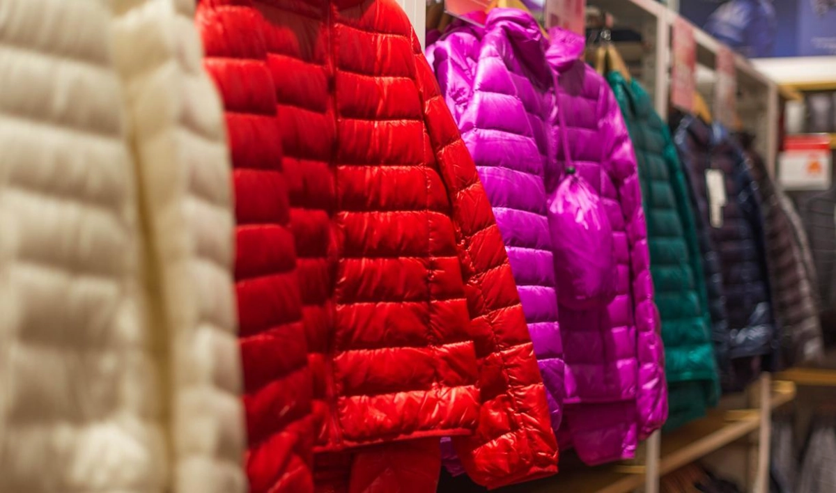 Петербуржцы утепляются к зиме: спрос на верхнюю одежду вырос на 22% - tvspb.ru