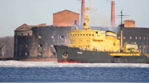 Корабли ЛенВМБ начали колоть лед Финского залива